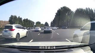 两车同时往中间变道，车主已经完成了变道，所以责任是对方的