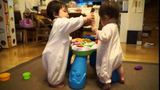 生後10か月の双子の女の子のつかまり立ち Twin Baby Girls Stand with Caught. / 10 Months Old