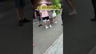 眾人在酒吧門口發生衝突，女生一直在哭 緊緊抱著外籍男子，小伙上前想要將兩人分開 被外籍男子推開