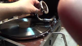 Electrola 106 portable Gramophone playing again 001