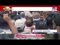 jds workers creates ruckus during v somanna s election campaign at nonavinakere in tumakuru