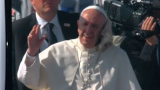 Papa es golpeado por un objeto en visita a Chile