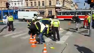 Na Lidické u Lužánek se srazil osobák se sanitním vozem, tři lidé se zranili