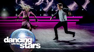 Run Boy Run! James Cooke opgejaagd door vrouwen in strakke paso doble | Dancing With The Stars