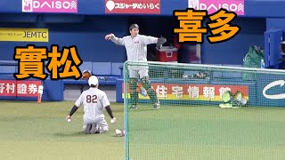 實松一成コーチと送球練習に励む喜多隆介捕手【巨人 ジャイアンツ 2022年】