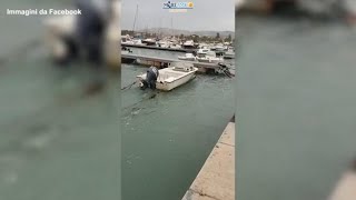 Agrigento, lo strano fenomeno nel porto di San Leone: l'acqua viene «aspirata» in mare aperto