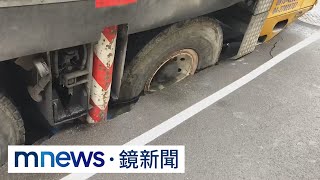 台中南屯驚見「天坑」　吊車誤踩地雷卡住｜#鏡新聞