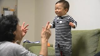 1歳2ヶ月の息子 おばあちゃんのリズムに合わせて踊りだす！【高画質 SONY HDR-CX900で撮影】