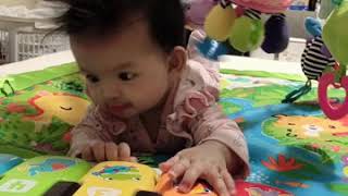 Amazing 4 months old baby girl plays piano