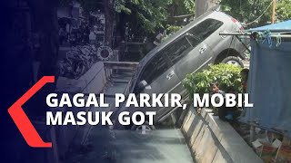 Diduga Tak Kuasai Transmisi Matic, Sebuah Mobil Terperosok di Saluran Air