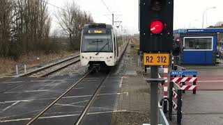 Vertrekt de RandstadRail RET Metro E 5508 5501 in Metrostation Nootdorp