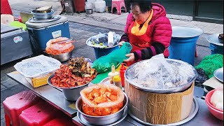 맛 가성비 최강! 2대 63년간 이어 온 국제시장 77세 유순자 할머니 충무김밥- 오징어무침,어묵,겉절이,깍두기까지/ Korean Street Food