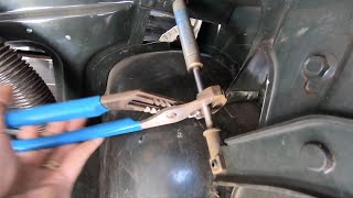 Volvo 142 - Trunk gas spring workout