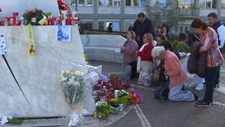 Crowds pray for Pope Francis in Italy | Raw video