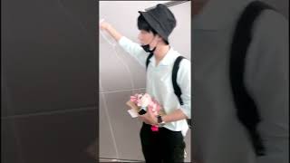 肖战 Xiaozhan \u0026 饭拍 Fancam：小飞侠送信给肖战，战战有点害羞🐰😉XFX gave letters to Xiao Zhan, and He was a little shy🐰