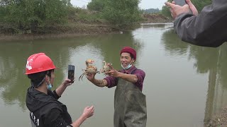 小池在市场买完鱼虾，跑海边废弃管抓出两只大蟹，旁人都兴奋坏了