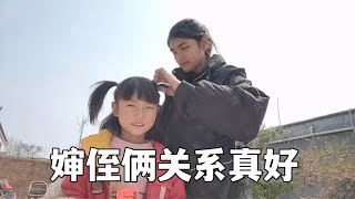 巴鐵媳婦到大哥家玩，好久沒見小侄女，一見面就黏在一塊了【王哥的巴鐵媳婦】