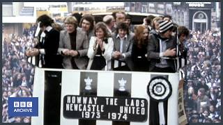 1974: NEWCASTLE UNITED Fans Salute LOSING FA CUP Side | BBC News | Classic BBC sport | BBC Archive