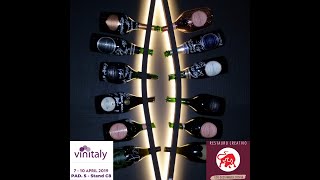 Portabottiglie a parete con retro illuminazione a LED al Wine di Lonigo