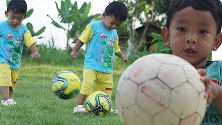 Mencari Bola, Mandi Bola, Main Bola Sepak, Bola Kaki, Tendangan Bola, Bola Karakter, Bayi Main Bola