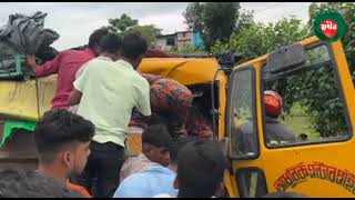 রাজশাহীর মিজানের মোড়ে দুই ট্রাকের মুখোমুখি সংঘর্ষ। দুই ড্রাইভার দুই হেলপার অবস্থা আশংকা জনক