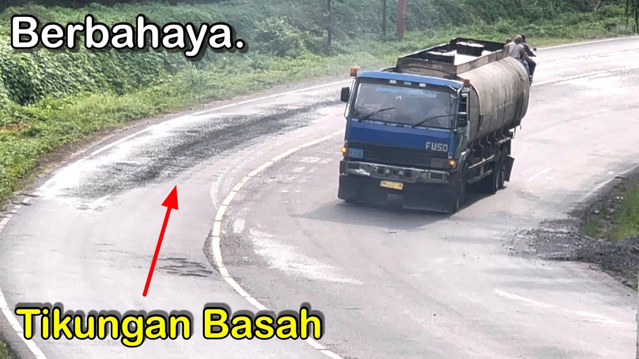 Berbahaya.! Tikungan Basah Truk Besar Enggan Melewati Nya - YouTube