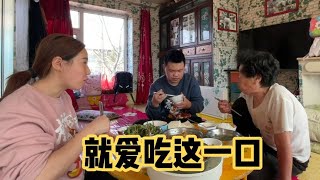 村里来卖啥姐俩喊着追？买回两块立马端上桌 姥姥最爱吃这一口！