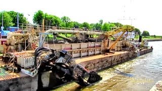 Meerval MMSI 244780087 Callsign PD 4228 Baggerschiff Dredger baggert in der Schleuse   at work in se