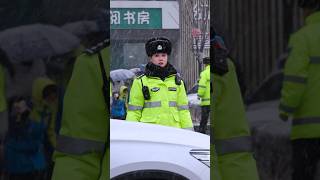 集 雪下得那麼深,小虎牙警官在雪 中執勤。 #短褲 #虎牙警官 #正能量#女警