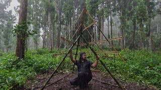 Κάμπινγκ Bushcraft σε έντονη βροχή - Φτιάξτε ένα καταφύγιο με μπαμπού και πλαστικό περιτύλιγμα