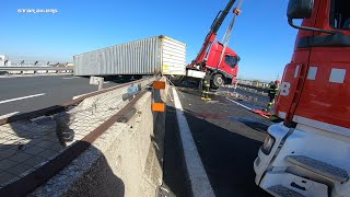 Camion sfonda new jersey in autostrada a Napoli e invade carreggiata opposta