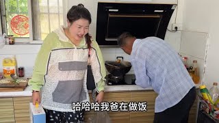 远嫁女儿要回四川来和爸妈告别，没想到爸却说以后一个人不要回来