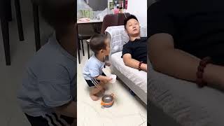 Dad is sleeping in again. Give him an ice cube to cool off!# Cute baby#Cute# goofy Xiaomi Bao# smar