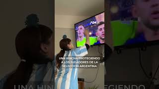 ❤️🇦🇷 ARGENTINA VS. POLONIA: UNA HINCHA PROTEGIENDO A LOS JUGADORES DE LA SELECCIÓN