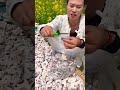 女孩正在介绍干柿子。天然糖的白色，干燥时粉红色的果肉 柿子干 fruit shorts 2024