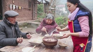 【舒家幺妹兒】农村人杀年猪，幺妹儿带了2根猪蹄回家，柴火灶炖汤给家人补身体