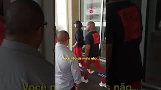 Vidal bate boca com os torcedor do Flamengo no desembarque no aeroporto #libertadores2023 #flamengo