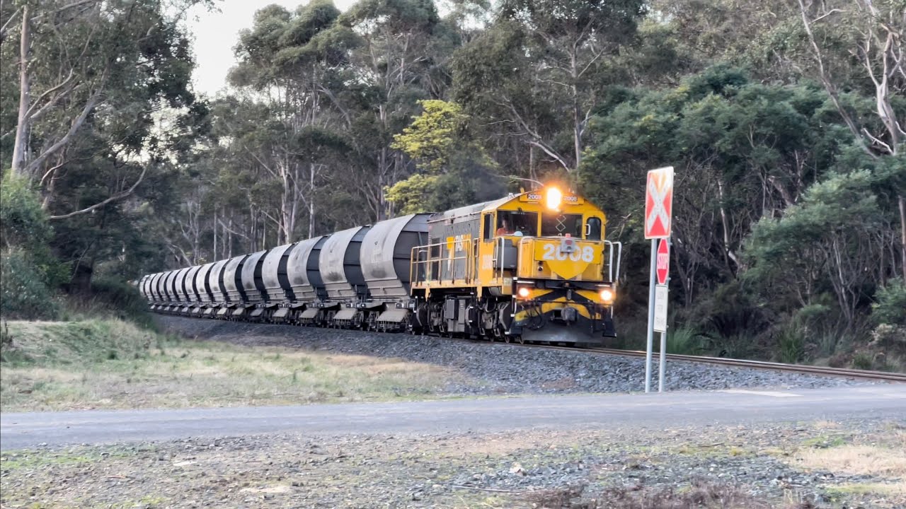 Tasrail 2008 Tr07 Cement Train Crossing Youngmans Road Youtube