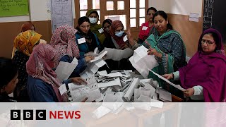 Pakistan election polls close in vote marred by internet blackout | BBC News