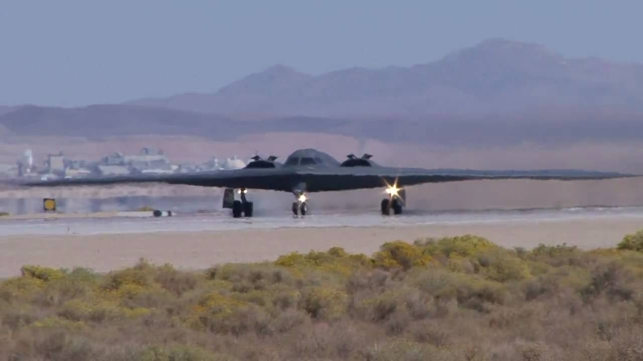 Up Close B-2 Stealth Bomber Launch - Test Flight Nation 2009. - YouTube