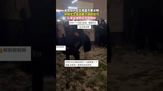 会摔跤的女生简直不要太帅，体院学生雪地展示摔跤技巧，引来全场同学欢呼喝彩，网友：巾帼不让须眉 #大学生 #校园生活 #青春