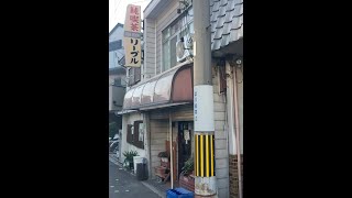 三津屋商店街前の路地の昭和レトロなスナック街　昭和な店舗