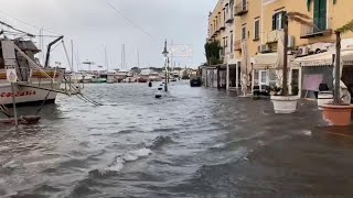 Ischia, il mare ora fa paura: invasa la riva destra