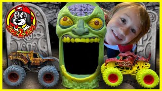 Monster Jam Toy Trucks - 🧟‍♂️ Zombie Vs. Hunter 🏹 Grave Digger & Earth Shaker 🎃 Halloween Challenge!