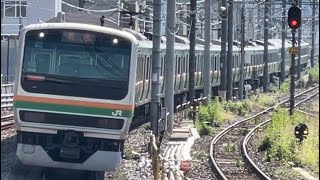 E231系1000番台ﾔﾏU105編成＋E233系3000番台ﾔﾏU620編成が回送電車として尾久駅2番線を通過するシーン（回1682E）2024.10.13.9:39