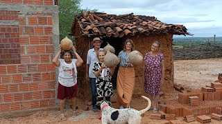 Seu Rufino e dona Terezinha mostram a casinha que eles criaram os filhos para as visitas.