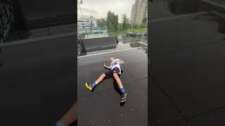 ТОП 3 ТРЮКА НА САМОКАТЕ ПОД ДОЖДЕМ! #shorts #memes #shortvideo #spb #skatepark #tricks #barspin #bar