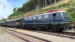 3-Seenbahn - E41 001 vom DB Museum kommt mit dem Zug aus Titisee im Bahngelände Seebrugg an