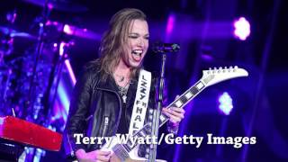 Lzzy Hale Explains What Happened to Her Thumb