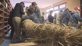 直径1m長さ8m重さ300kgの大しめ縄づくり　長崎市の諏訪神社で新年の準備